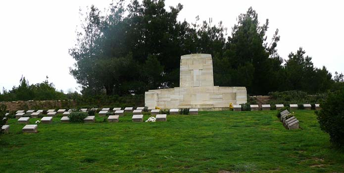 Bombasırtı Mezarlığı (Quinn s Post) Adını, AIF 15 inci Tabur C Bölüğü Komutanı Yüzbaşı Hugh Quinn den alan Quinn s Post, muharebe sırasında yoğun bombardıman altında kalmış bir alandır.