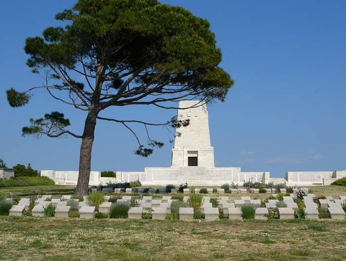 Mezarlık, Ağustos 1915 te dört gün süren kanlı çarpışmalar sonucu pek çok askerin öldüğü veya yaralandığı alanda, Türk siper ve tünellerinin üzerinde, düzlüğün merkezinde yer almaktadır.