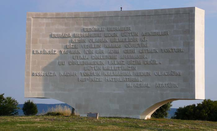 görmüştür. Bu yol nereye çıkacak, bu yıldız hangi burçlarda parlayacak, bunu tayin edemez; ama sezer ki kendisinin artık bir misyonu vardır. Bir zafer ve şan hakkına dayanan bir misyon.