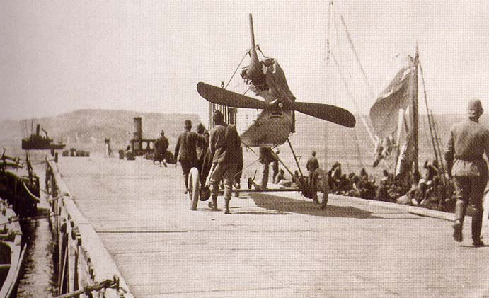 İngiliz donanmasının Birinci Lordu Churchill in Çanakkale de uçak kullanılması hususunda tek bir kelime etmediği bir zamanda, daha bombardıman saldırıları başlamadan çok önce Osmanlı ordusu Boğaz ın