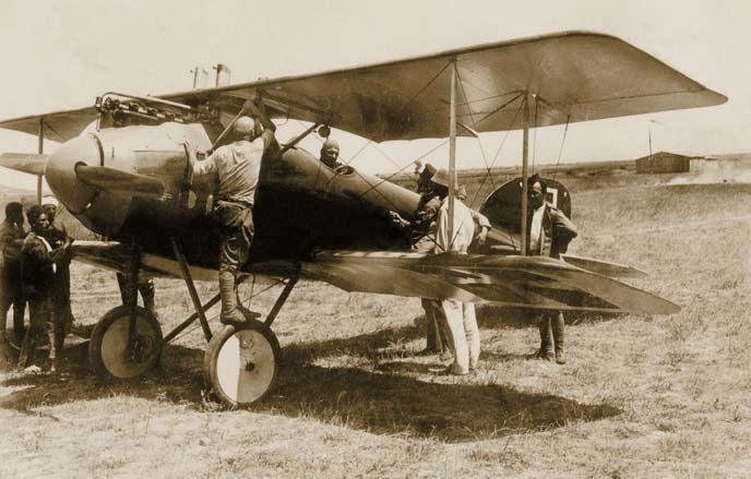 Harekâtın Evreleri Albatros Türk-Alman havacılık servislerinin birinci görevi keşifti. Ancak çıkarmanın başında her iki taraf bombalama görevlerini gerçekleştirmiştir.
