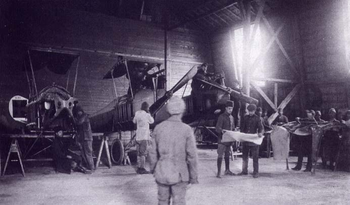 Türk hava birliklerinin karşılaştığı temel sorun, uçakların dağıtımı ve teslim edilmesiydi.