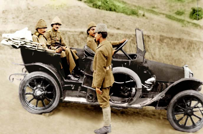 boyunca yanında yaveri olarak Üsteğmen (Mülazım-ı sani) Mehmet Zeki Doğan (Zeki Doğan 1944 yılında Kuvvet Komutanlığına dönüşen Hava Kuvvetlerinin ilk komutanı) bulunuyordu.