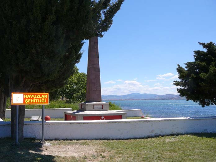 KEREVİZDERE (HAVUZLAR) ŞEHİTLİĞİ Kilitbahir köyünün güneydoğusunda ve köye 3 km mesafededir. Havuzlar mevkisinde olduğundan bu adı almıştır. Burası aynı zamanda bir mesire yeridir.