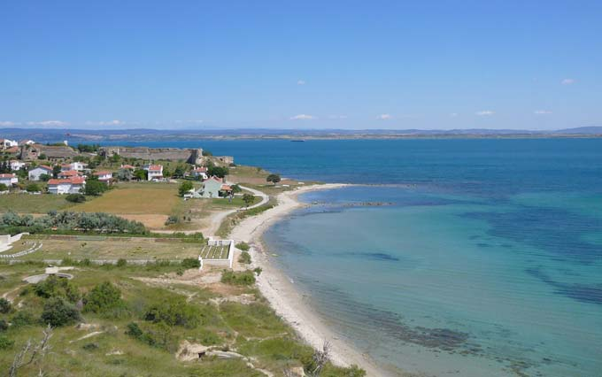 YAHYA ÇAVUŞ UN ERTUĞRUL KOYU SAVUNMASI Çanakkale Muharebeleri öncesinde Seddülbahir Cephesi nde beş yerden çıkarma yapılması planlanmıştır. Bu cephenin komutasını General Hunter Weston yapmakta idi.