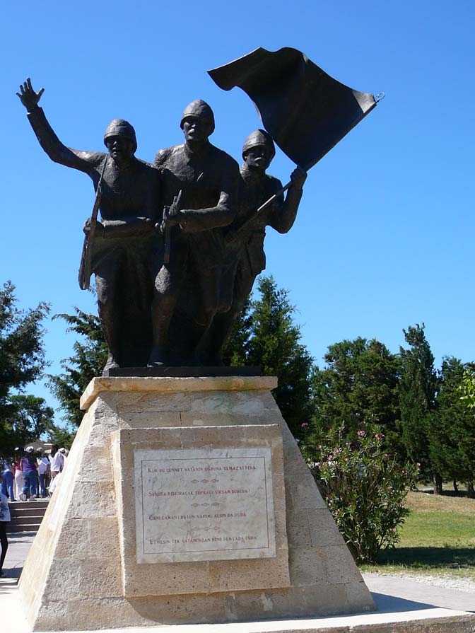 YAHYA ÇAVUŞ ANITI Yahya Çavuş Anıtı 1962 yılında Seddülbahir köyünün 2 km batısında Göztepe mevkisinde Yahya Çavuş ve arkadaşları için