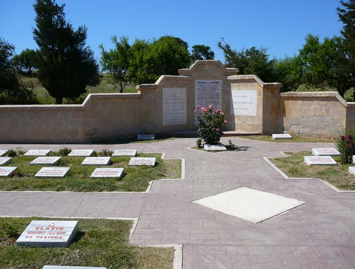 Anıta yazılan şiir Yahya Çavuş ve nice Yahya Çavuşları anlatan çok güzel bir örnektir. Bir kahraman Takım ve Yahya Çavuş tular.