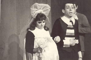 25 (Resim 9 On Küçük Zenci,1966) (Resim10 Köprüden Görünüş,1966) 1967 nin başlarında Ankara Sanat Tiyatrosu nun sahnelediği Anthony Nevley in yazdığı Durdurun Dünyayı İnecek Var adlı müzikalin