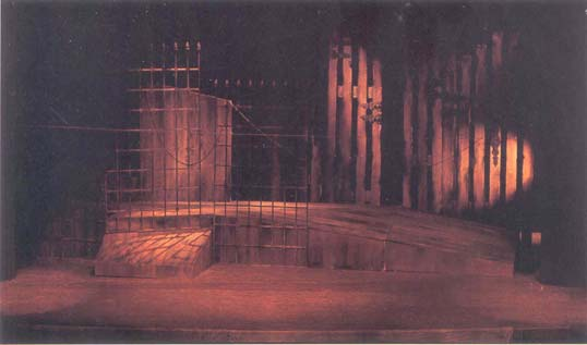 83 1995 yılının ilk çalışması Bertolt Brecht in Jan Dark Davası oyunudur. Epizotlardan oluşan bu çok parçalı oyunda Şengezer yerde yatan kırık bir haç üzerinde dekorunu geliştirmiştir.