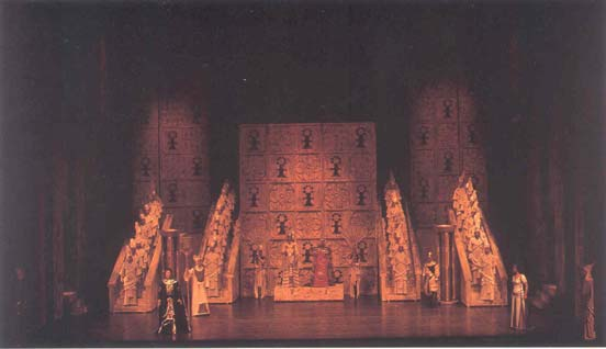84 (Resim 106 Sevgilime Göz Kulak Ol,1995) 1995 yılında Operası Antonio Ghislanzoni nin ünlü operası Aida yı sahnelemektedir. Aida Firavun döneminde Mısır topraklarında geçen bir aşk öyküsünü anlatır.