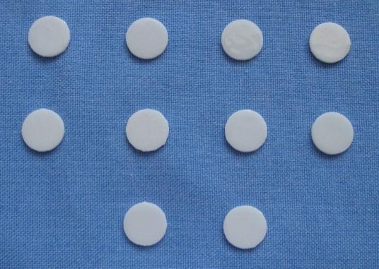 2.1.2. Zirkonyum Oksit Tam Seramik Örneklerin Hazırlanması Tez çalışmamızda kullanılan zirkonyum oksit tam seramik örnekler sinterlenmemiş zirkonyum bloklardan (Discalliance zirkonia blocks, Japonya)