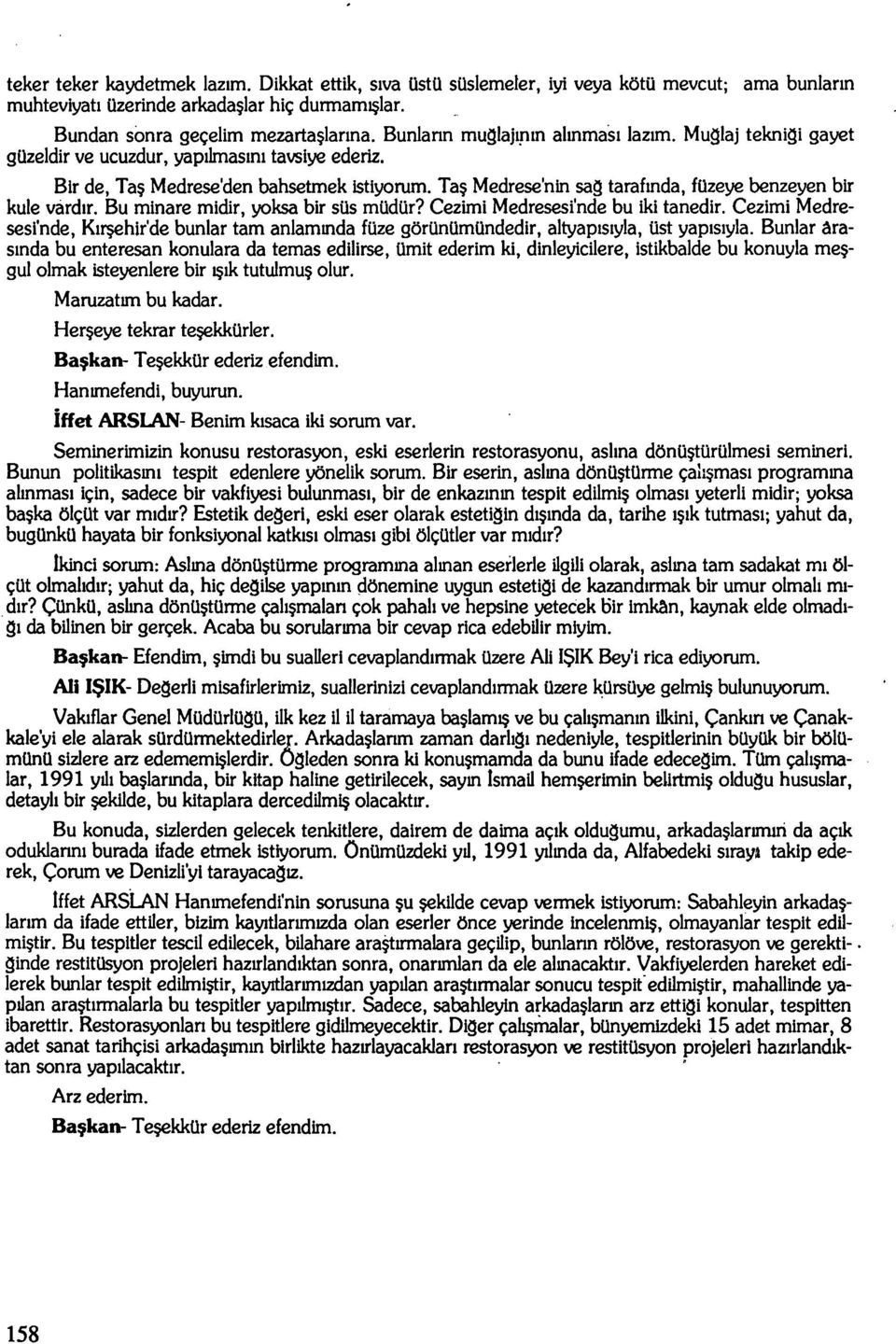 Taş Medrese'nin sag tarafında, füzeye benzeyen bir kule vardır. Bu minare midir, yoksa bir süs müdür? Cezimi Medresesi'nde bu iki tanedir.