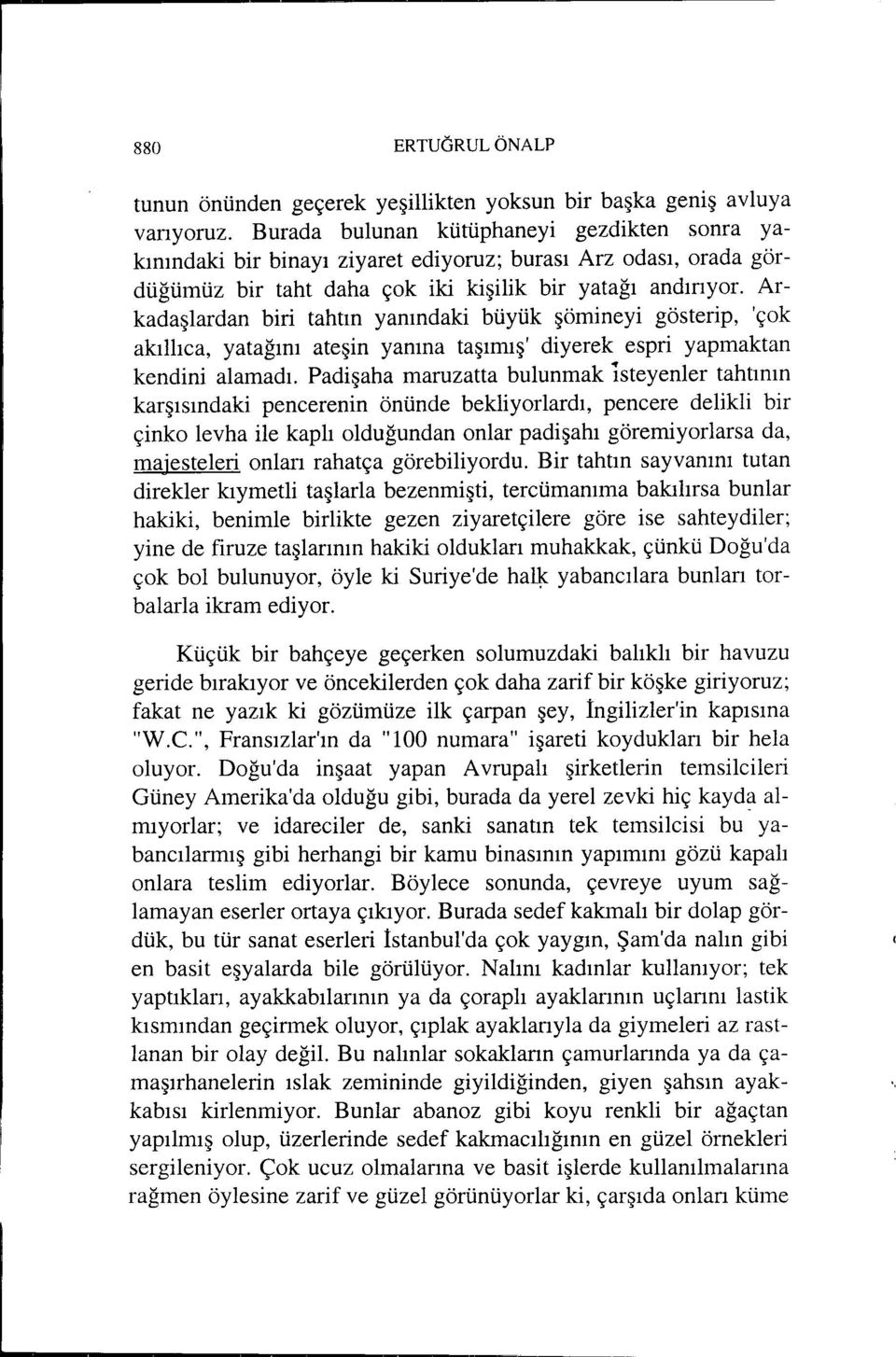 Arkadaşlardan biri tahtın yanındaki büyük şömineyi gösterip, 'çok akıllıca, yatağını ateşin yanına taşımış' diyerek espri yapmaktan kendini alamadı.