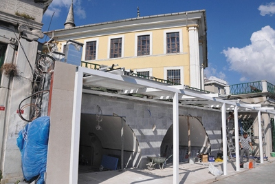 Camiye zarar tadilat Beşiktaş Arnavutköy de tarihi Tevfikiye Camii nin altında bulunan dükkânlardan biri genişlemeye kalkınca, cami avlusu çöktü, duvarları çatladı.