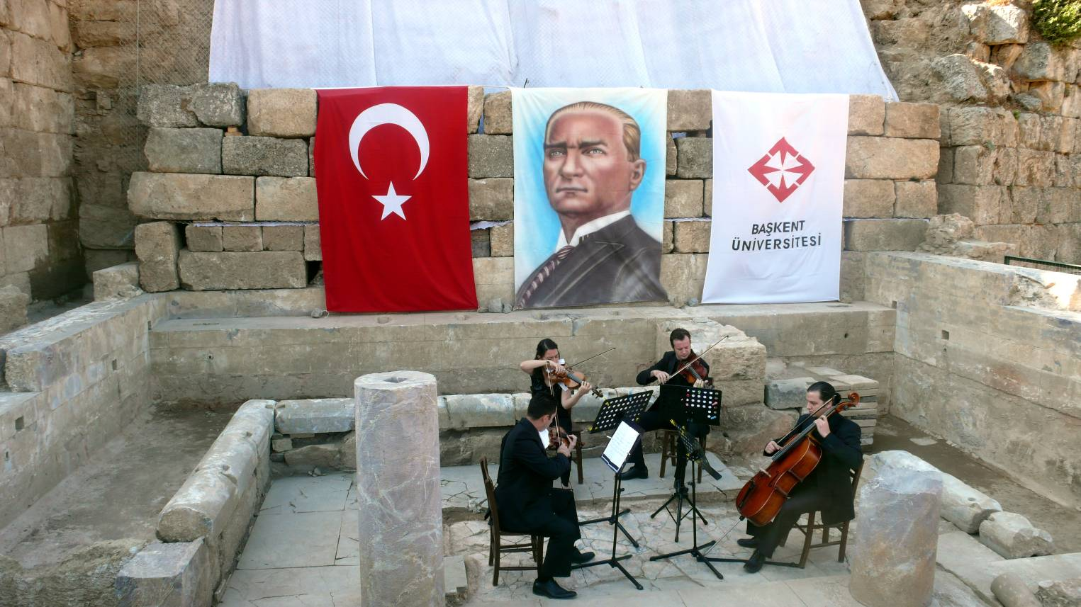 Tanıtım Dinletisi Bu anıtsal Çeşme Binası nın yeniden gün ışığına çıkartmış olmanın sevincini yalnız kendi aramızda yaşamak yetmemiştir bizlere.