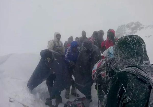 çeşitli tetkikler uygulandığını anlatan Toprak, şöyle devam etti: Bunun dışında ekip lideri ve yaşı biraz kıdemli olan bir dağcıda yürüyememe ve titreme benzeri sorunlar ortaya çıktı.