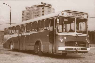 İETT nin ilk üç kapılı otobüsleri Mercedes-317 ler Levent Garajı nın giriş kapısına park etmiş halde görülen 4 kapı numaralı Mercedes-0317, İETT envanterine kaydedilen ilk üç kapılı otobüstür.