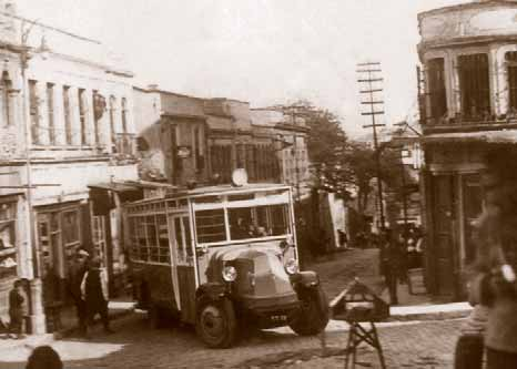 İstanbul un ilk otobüsleri Mercan Yokuşu nda 1927 yılında satın alınan 4 adet Renault-Scémia dan 3 kapı numaralı olan Eski Postane-Sultanhamam-Mercan-Bakırcılar-Beyazıt hattında yokuşu tırmanırken.
