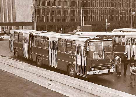 İlk dört kapılı otobüsler İstanbul un ilk dört kapılı otobüslerinden biri Taksim de, ilk gün seferinde.