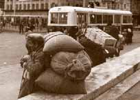 Otobüs konvoyu İstanbul a ulaştı Bahçekapı Hareket Merkezi 28 Ağustos 1959. 20 araçlık Mercedes otobüs grubu tek sıra halinde Edirne-Çekmece asfaltı üzerinde ilerlemekte.