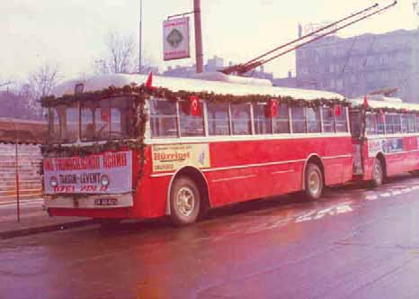 Taksim-Levent tercihli yolunda ilk sefer Açılış nedeniyle Türk bayrakları ve defne dallarıyla süslenen iki troleybüs aracı, Tak-ı Zafer Caddesi üzerindeki baş durakların önünde tören saatini bekliyor.