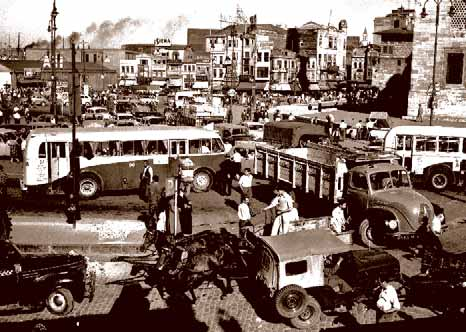 Köprü nün Eminönü ayağındaki keşmekeş 96 filo numaralı otobüs, İsveç mamulü 1947 model bir Scania-Vabis. 37 numaralı Yıldıztabya arabası.