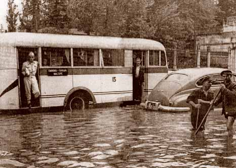 Aksaray ı sel bastı trafik durdu! Yoğun sağanak yağış sonrasında adeta göle dönen Aksaray Meydanı nın tam da ortasında mahsur kalan 15 kapı numaralı İETT otobüsü, Eminönü-Topkapı-Maltepe hattında.