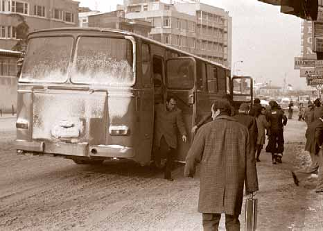 Karakış bastırdı vasıta sıkıntısı had safhada! İETT nin Kadıköy Çarşı durağına şehirlerarası otobüslerle dahi olsa ulaşabilen İstanbullular memnun.