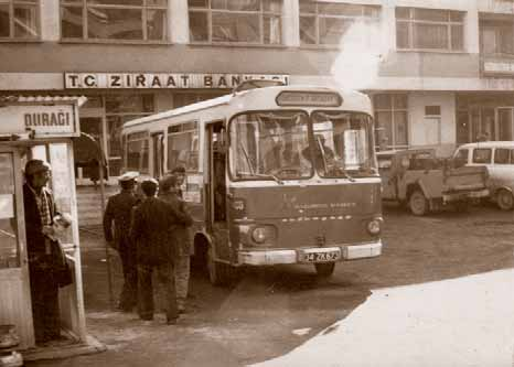Mülga Belediye Otobüsleri ve Midibüsleri İETT ye devredildi 1970 li yılların çevre idarelerinden biri olan Güngören Belediyesi ne ait 05 kapı numaralı bir Magirus-Deutz midibüs, Güngören Meydanı