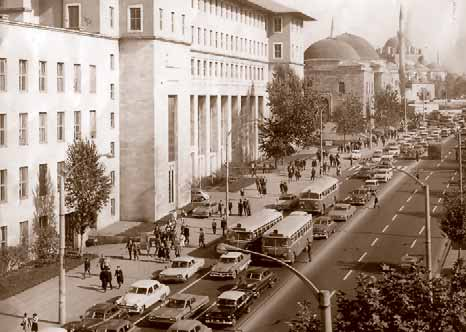 Aksaray-Laleli-Çarşıkapı-Çemberlitaş-Sirkeci kördüğümü Ağustos 1971, kent, motorlu taşıt anlamında iyiden iyiye yükünü almış. Her gün mevcuda yenileri ekleniyor. Yollar yetmiyor artık.
