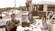 İETT kampında tatil keyfi eski Tramvaylar otel oldu! 1. Foto: Üç aile öğle üzeri bir arada, İETT Kampı nın tadını çıkarıyorlar.