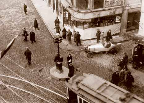 İstanbul un ilk trafik lambası Karaköy de, dört yol ağzındaki seyrüsefer lambaları.