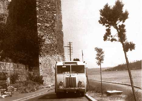 Boğaziçi Sahilyolu nun tek hattı [4] numara 1940 ların ikinci yarısı, 62 tampon numaralı 1947 model Scania-Vabis marka İETT otobüsü, [4] numaralı ünlü Sarıyer-Taksim hattında.