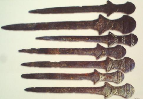 16 Resim 11: Aslantepe, Arzenli Bronz Kılıçlar Anadolu Yarımadası nın bugün bilinen en eski adı Hatti Ülkesi dir.