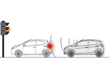 Sürüş Active City Brake Çalışma prensibi İşleyiş 5 Ön camın üst kısmında bulunan lazer algılayıcı sayesinde, aynı şeritte hareket halinde olan, yavaşlayan, duran veya park halinde olan bir aracın