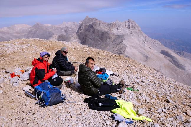 Alaca Başı ndan Alaca (Lorut) zirve Zorlu bir yürüyüşten sonra saat 12.50 de Alaca (Lorut) zirvede (3588 m) oluyoruz.