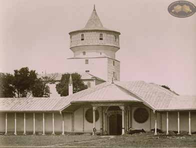 II. Selim in tahta çıkışından hemen sonra Safevi elçisi Şahkulu nun 1567 de sultana Edirne Sarayı nda Şah Tahmasp ın hediyelerini sunmasının betimlendiği bu minyatür, Lokman ın Şehname-i Selim Han