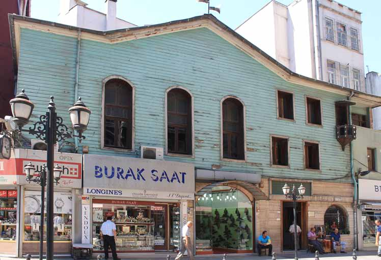 Âbideler Þehri Ýstanbul 169 Bursa (Burusa) Tekkesi Camii (Arpacýlar Camii) Fatih Sultan Mehmet, Eminönü ve civarýný Ýstanbul un fethine katýlan Þeyh Mehmed Geylânî ye vermiþtir.