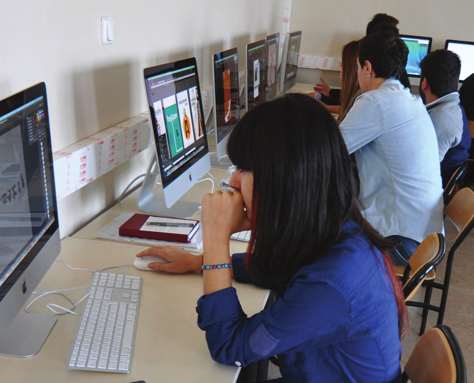 GÜZEL GÜZEL SANATLAR TASARIM VE MİMARLIK GÜZEL SANATLAR TASARIM VE MİMARLIK Başkent Üniversitesi bünyesinde, 2003-2004 Öğretim yılında kurulan, Güzel Sanatlar, Tasarım ve Mimarlık Fakültesi,