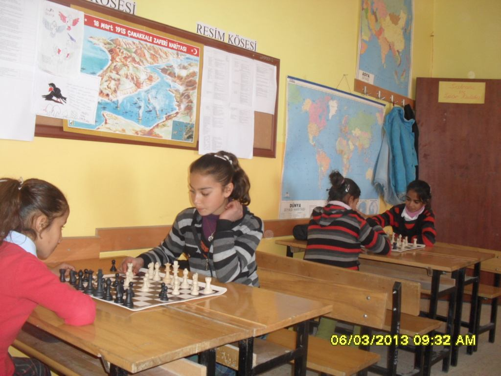 SATRANÇ TURNUVAMIZZZ Satranç Kulübü Rehber Öğretmeni ihsan KAYHAN başkanlığında öğrenciler arasında bir zeka oyunu olan satranç turnuvası düzenlendi.