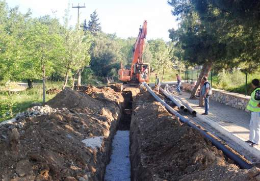 Reşadiye nin İçme Suyu Hattı Yenilendi Datça İlçesi nin Reşadiye Mahallesi nde her yıl yaz aylarında yaşanan su sıkıntısı MUSKİ Genel Müdürlüğü nün bölgede yaptığı terfi hattı ve depodan geri dönüş