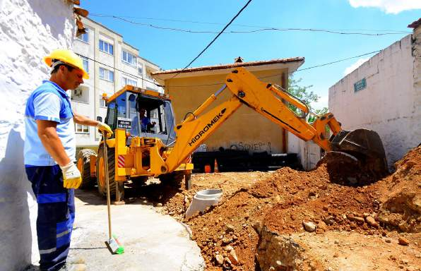 MUSKİ nin Menteşe de Kanalizasyon Çalışmaları Sürüyor Menteşe ilçesinde ihtiyaç duyulan mahalle ve sokaklarda kanalizasyon çalışmalarına devam eden MUSKİ Genel Müdürlüğü ekipleri, son olarak