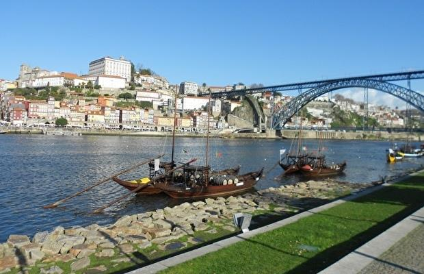 Murat Yankı nın «Portekiz in bilinmeyenleri» ile ilgili yazısı 10/02/2014 Japonlarla çalıştığım sıralarda onlara Türkiye coğrafyasından söz ederken hep Asya nın iki ucunda yer alan ülkelerin Japonya