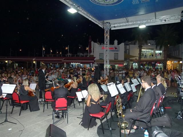 Akalın yönetiminde, sundular. evrensel müziğin seçkin örneklerini Konser, 10 uncu yıl marşı ile sona erdi. 10 nun cu yıl marşını, konseri izleyenler hep birlikte ayakta söylediler.