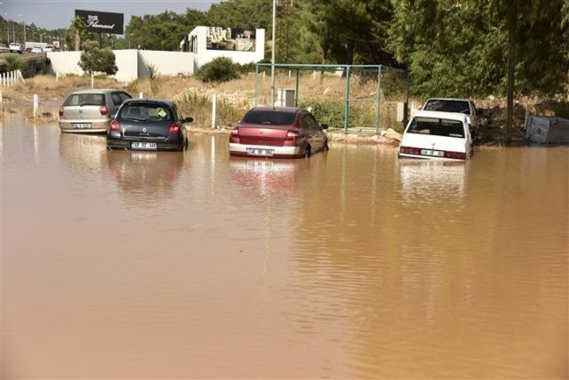 Kamuoyuna Duyurulur Bodrum Torba kavşağı üzerinde meydana gelen DSİ isale hattının patlağı ile ilgili bilgilendirme metnidir.