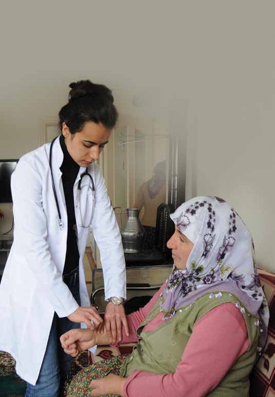 ARTIK HEPİMİZİN AİLE HEKİMİ VAR 2010 yılında yurt çapında uygulamaya koyduğumuz aile hekimliği ile birinci basamak sağlık hizmetlerini güçlendirdik. Türkiye çapında görev yapan 21.