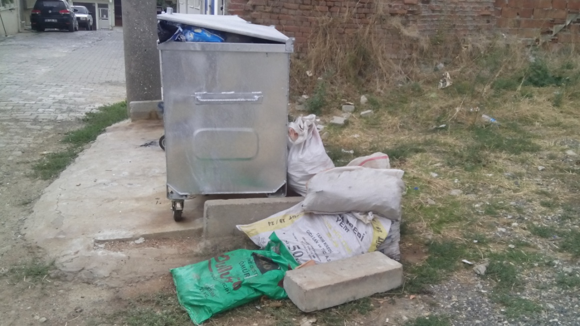 ŞİKAYETLERİN TAKİBİ Camitik Mahallesi İlçemiz Camiatik mahallesinde ikamet eden, evinde tadilat yaptırarak tadilat atıklarını çuvallayarak çöp konteynerinin yanına