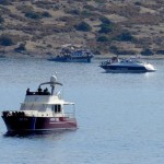 Koy içinde bulunan bir motoryatta silahlı adamları gören ve birilerinin rehin alındığını sanan vatandaşlar durumu polis ve sahil güvenlik ekiplerine bildirdi.