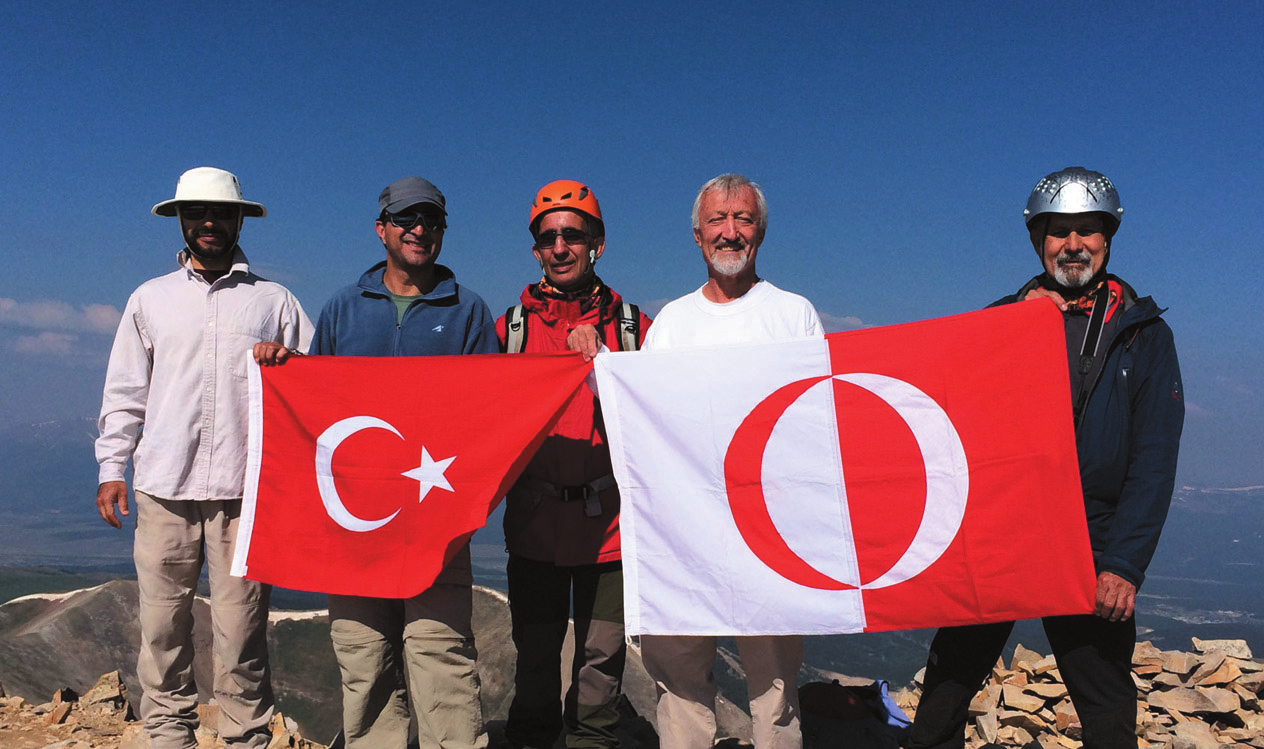 S Say n Necdet Turhan Bütün Dünya dergimizin 2007 y l A ustos say s nda size yer verdi imiz günlerde Befl K tada Befl Maraton- Befl Zirve projenizin A r Da t rman fl n yapm fl, maratonlar bölümünü