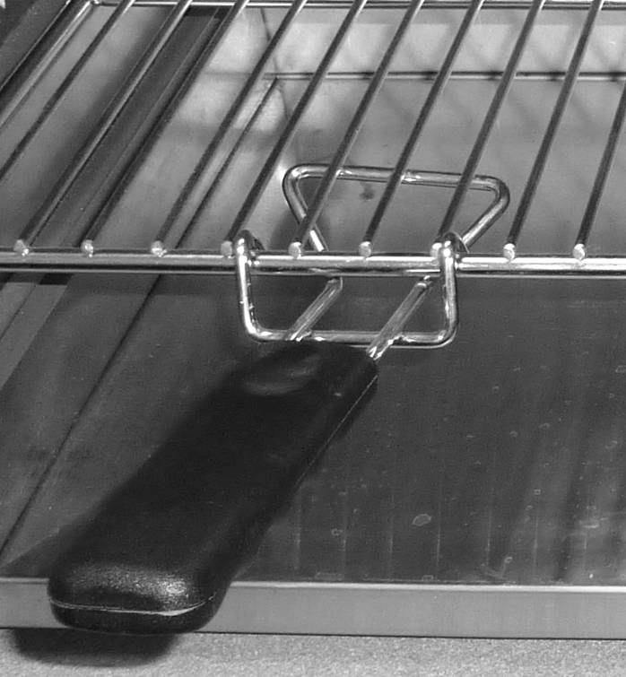 DİKKAT! Makine, yemeklerin ızgara üzerinde direkt olarak pişirilmesine elverişli değildir, her zaman uygun ısıya dayanıklı kaplar kullanın.